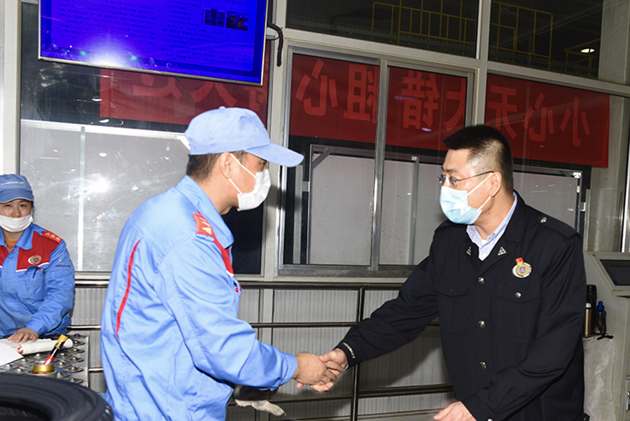 丁木董事長看望華陽公司在崗員工.jpg
