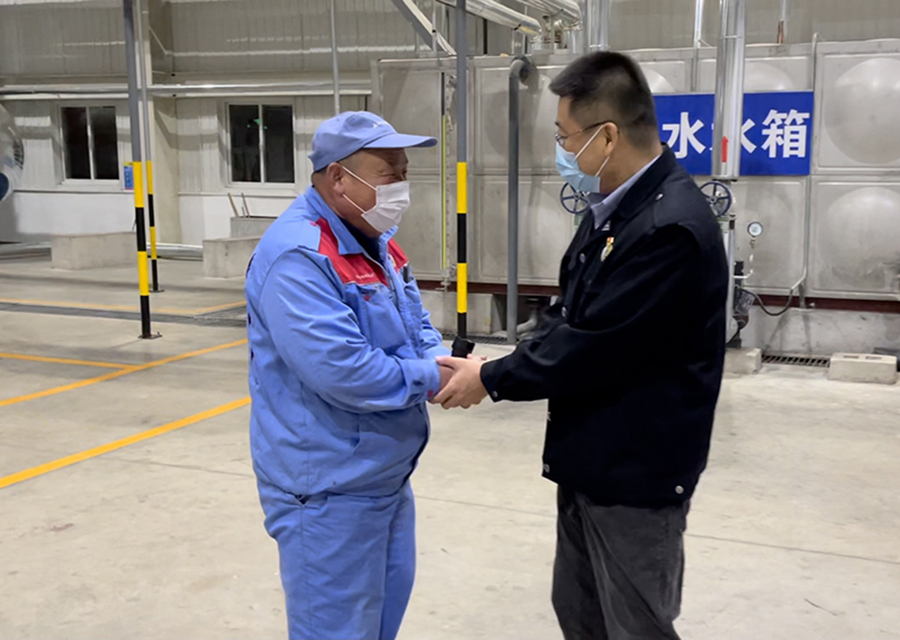 丁木董事長看望華達、華新公司在崗員工.jpg